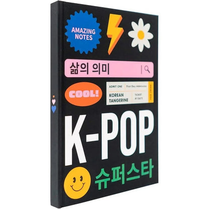 Carnet de notes premium K-POP superstar avec couverture noire ornée de stickers colorés et motifs Kawaii. Idéal pour les fans de K-pop et la prise de notes créative.