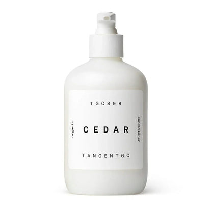 Coffret shampoing et après-shampoing au cèdre Tangent GC, soin hydratant aux notes boisées. Convient aux cheveux normaux pour une mousse riche et voluptueuse.