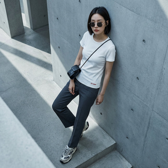 T-shirt brodé col rond slim fit en coton, couleur blanc ou gris. Mode K-fashion femme.