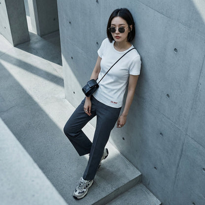 T-shirt brodé col rond slim fit en coton, couleur blanc ou gris. Mode K-fashion femme.