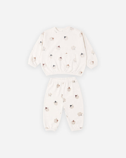 Relaxed set in winter bears