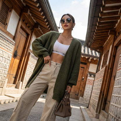 Cardigan tricoté simple vert armée, coupe décontractée pour femme. Idéal pour un look K-fashion minimaliste.