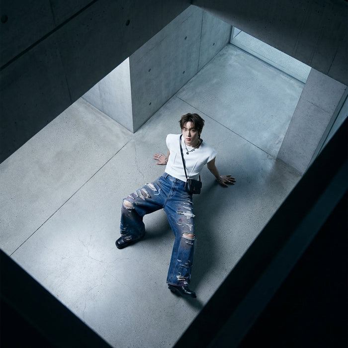 Jean droit délavé bleu femme, style streetwear coréen. Mode K-fashion casual.